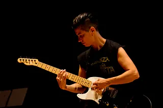 Lacambra Guitar School guitarrista sin mangas