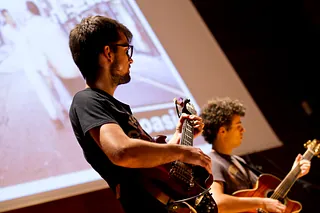 Lacambra Guitar School guitarrista en concierto
